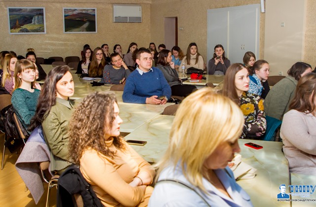 Студентська аудиторія в захопленні.